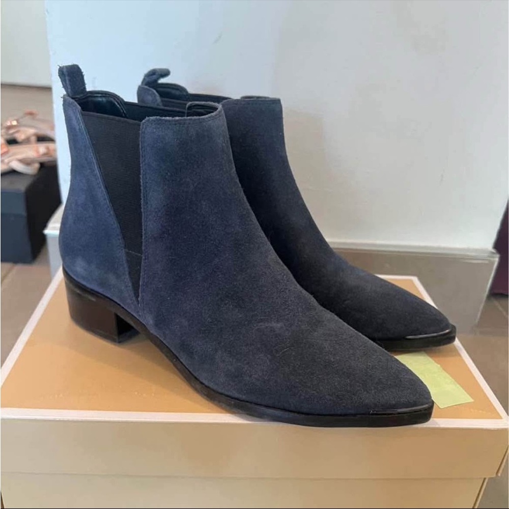 NEW Marc Fisher LTD Chelsea Ankle Suede Boots/Booties in Navy Size 5.5